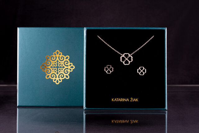 Necklace quatrefoil