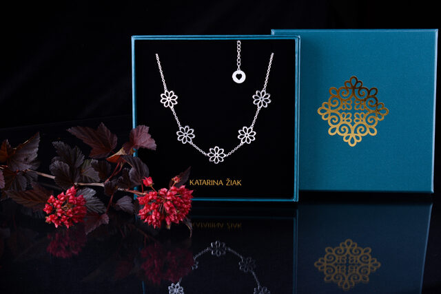 Necklace flower marguerites