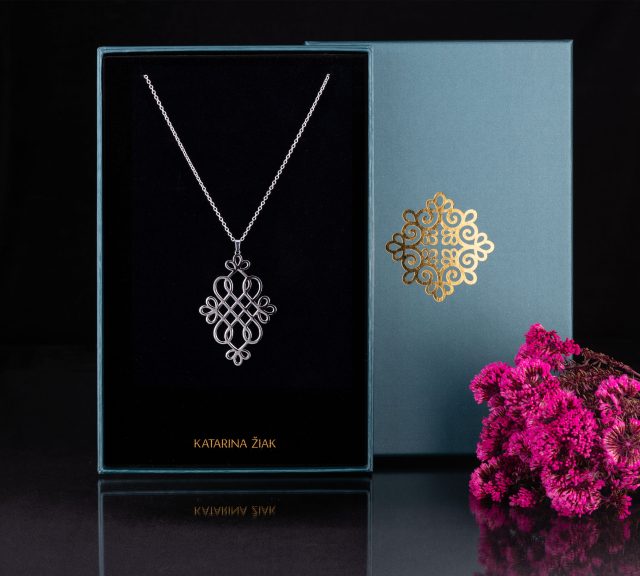 Pendant infinity 4