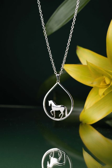 Pendant horse tear