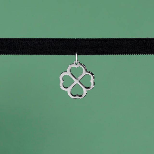 Necklace choker quatrefoil