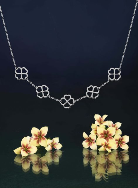Necklace quatrefoils