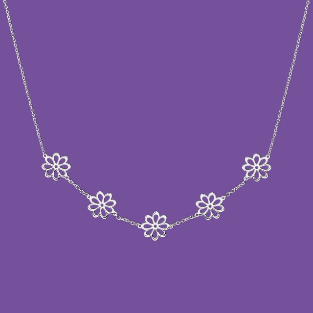 Necklace flower marguerites