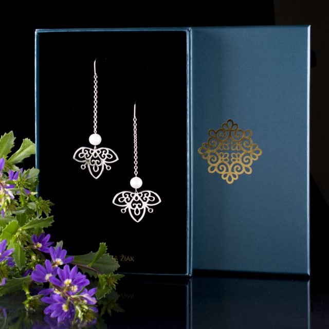 Earrings vajnory fan on chain with pearl