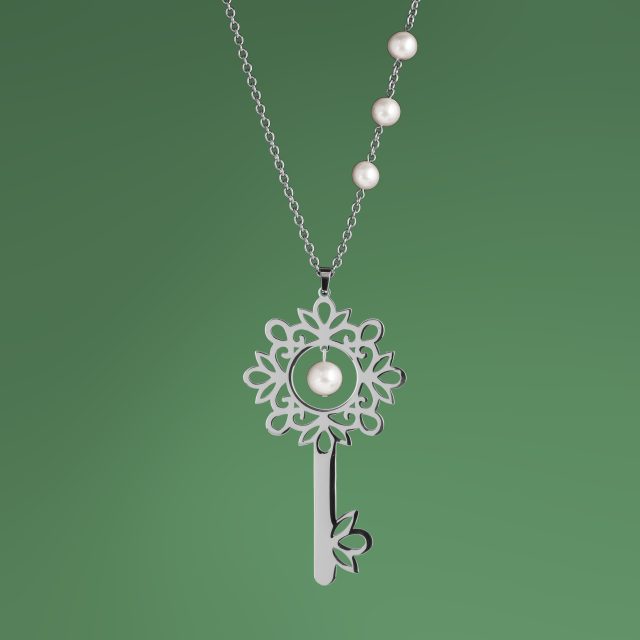 Pendant key of memories 6 with pearls