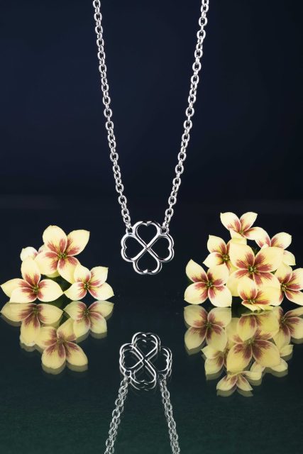Necklace quatrefoil