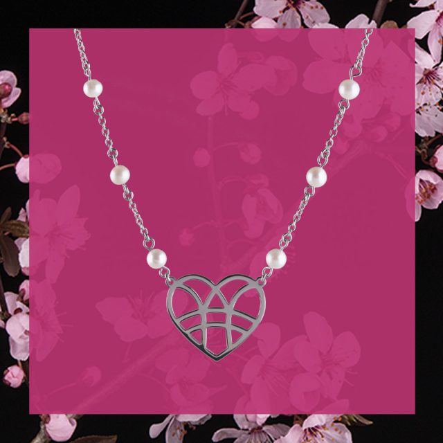 Necklace heart pearls in chain 2
