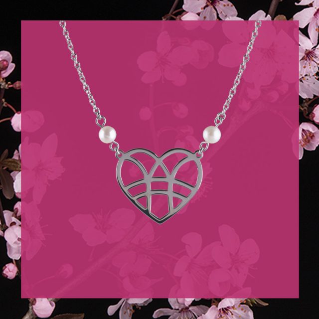 Necklace heart pearls in chain 1