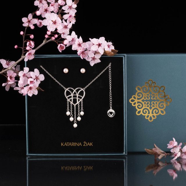 Set necklace heart waterfall pearls + pearl stud earrings