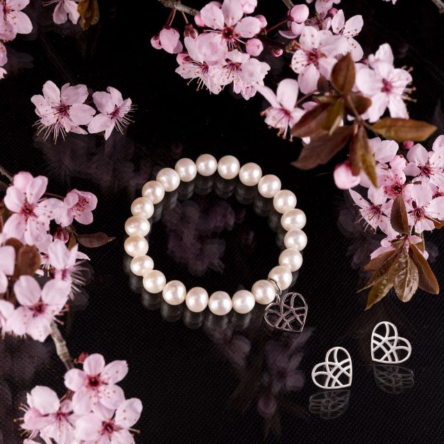 Set stud earrings + pearls bracelet heart