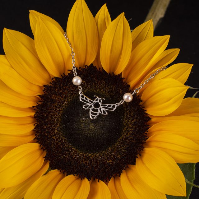 Necklace honeybee + pearls in chain
