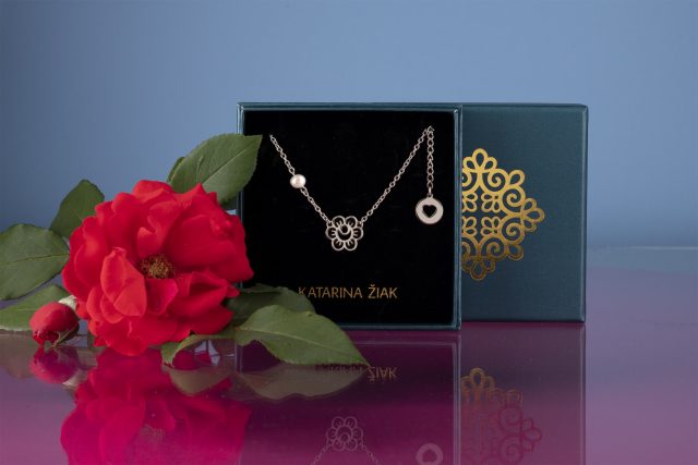 Necklace flower Veronika with pearl in the chain