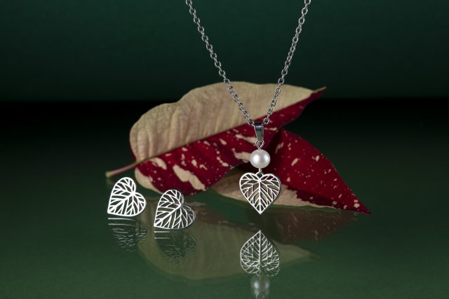 Set of piercing earrings + linden tree pendant + pearl