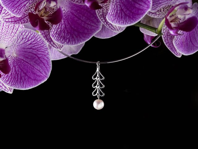 Hoop choker necklace Ábelová - small leaves