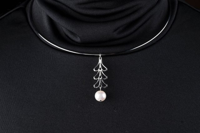 Hoop choker necklace Ábelová - small leaves