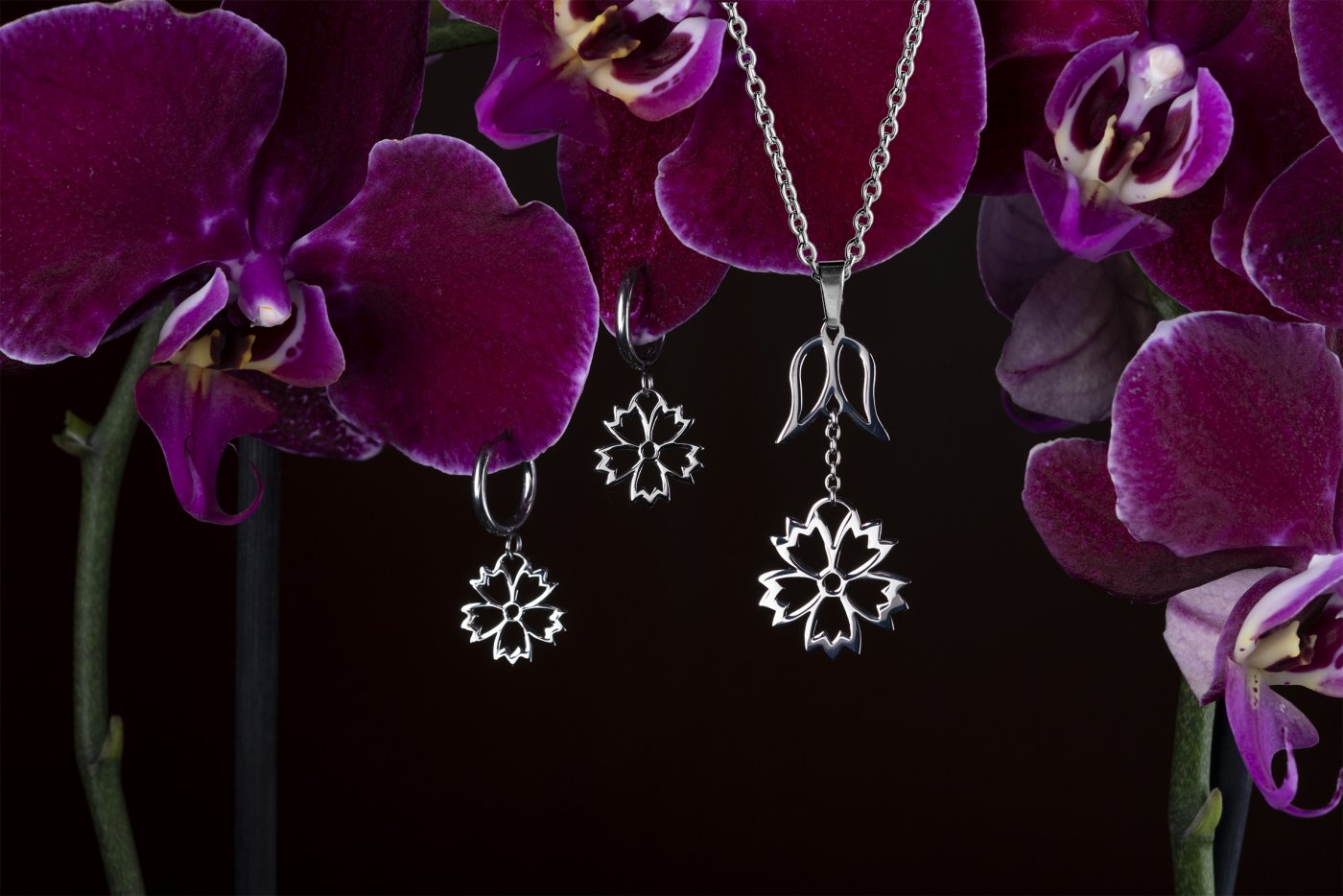 Set - pendant cornflower with a leaf + earrings