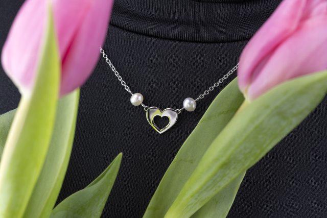 Necklace small heart ornamentalistics +2 pearls