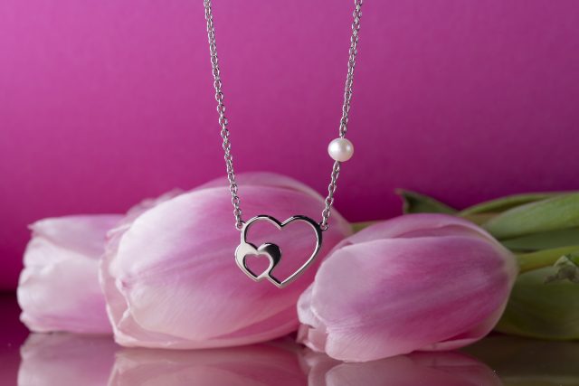 Necklace 2 hearts ornamentalistics +pearl