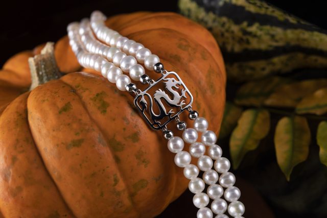 Pearl bracelet dragon