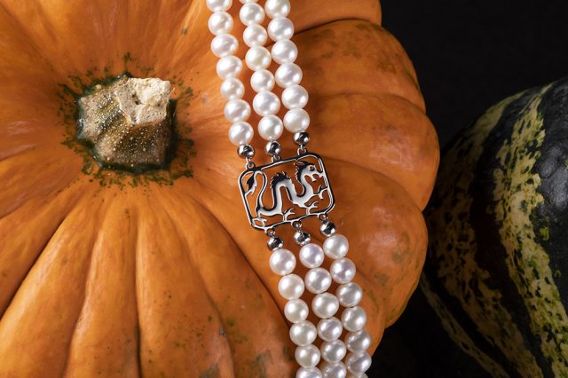 Pearl bracelet dragon