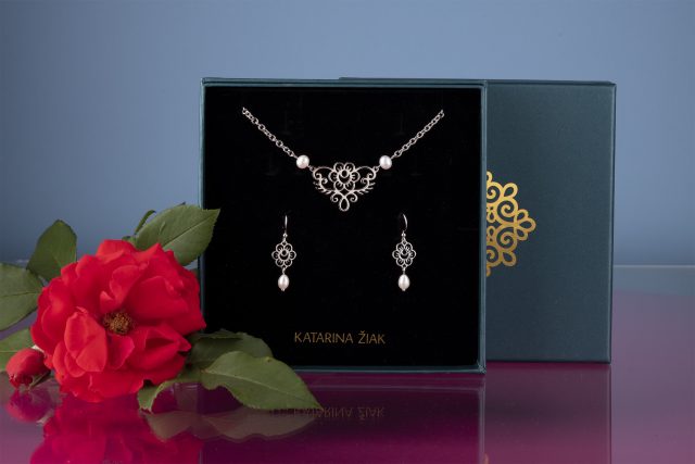 Set flower Veronika - necklace small arc + earrings with pearl