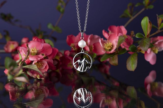 Pendant mountains circle 1 + pearl