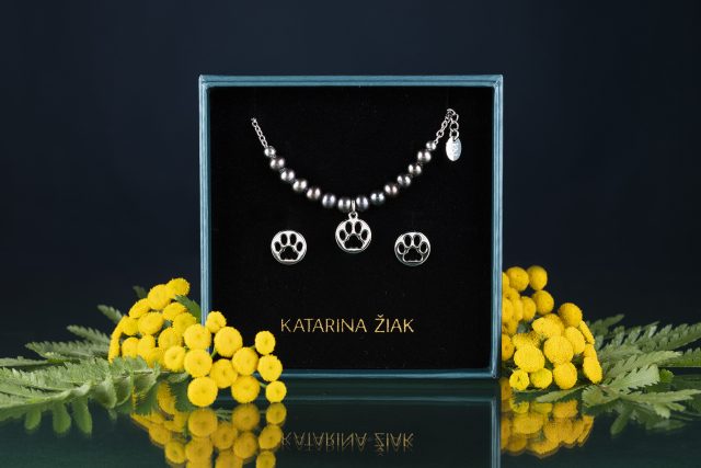 Set cat paw Izabela - stud earrings + pearl necklace