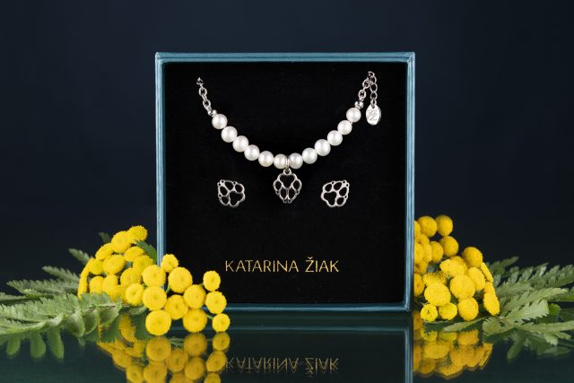 Set dog paw Cami - stud earrings + necklace with pearls