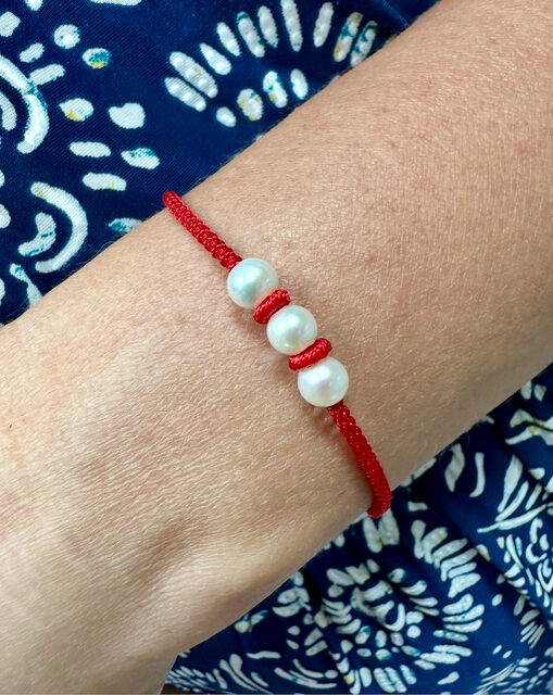 Bracelet – 3 pearls – red cord