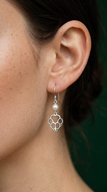 Earrings dog paw Cami + pearl