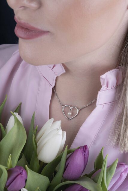 Náhrdelník srdiečko ornamentika +1 perla