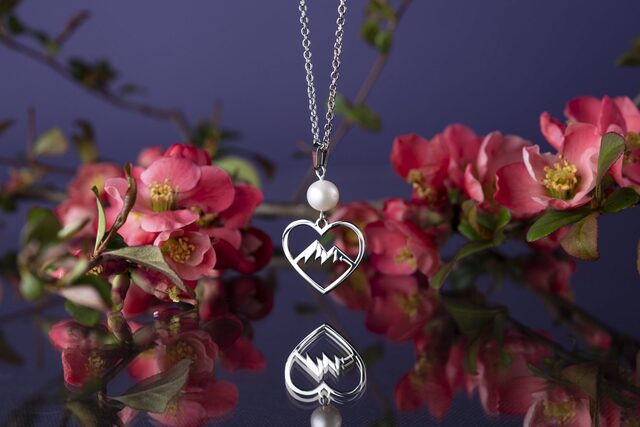 Pendant heart mountains + pearl