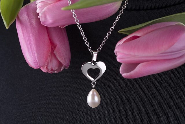 Pendant small heart ornamentalistic + tear pearl