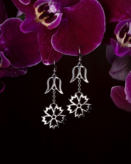 Earrings cornflower with a leaf