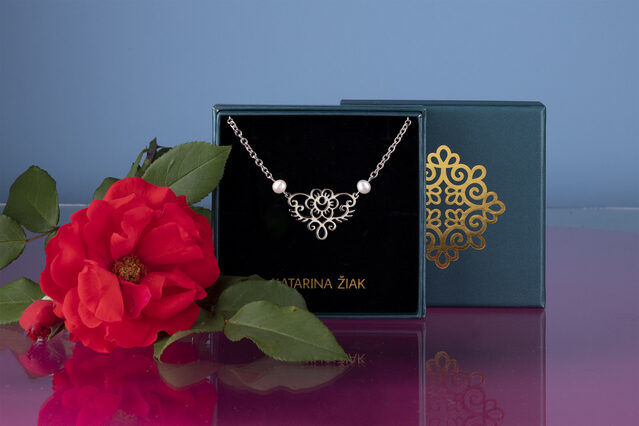 Necklace Veronika small arc + pearls