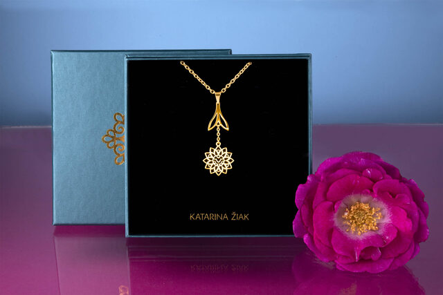 Pendant sunflower with leaf