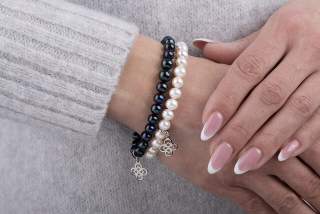 Set 2 Bracelets – Wire Craft Quatrefoil 1 – Black & White Pearls