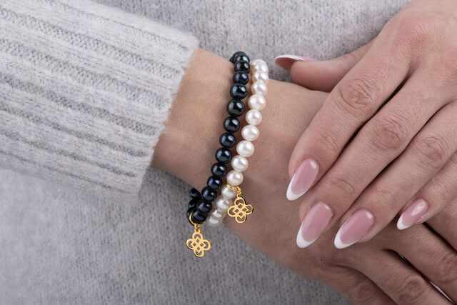 Set 2 Bracelets – Wire Craft Quatrefoil 1 – Black & White Pearls