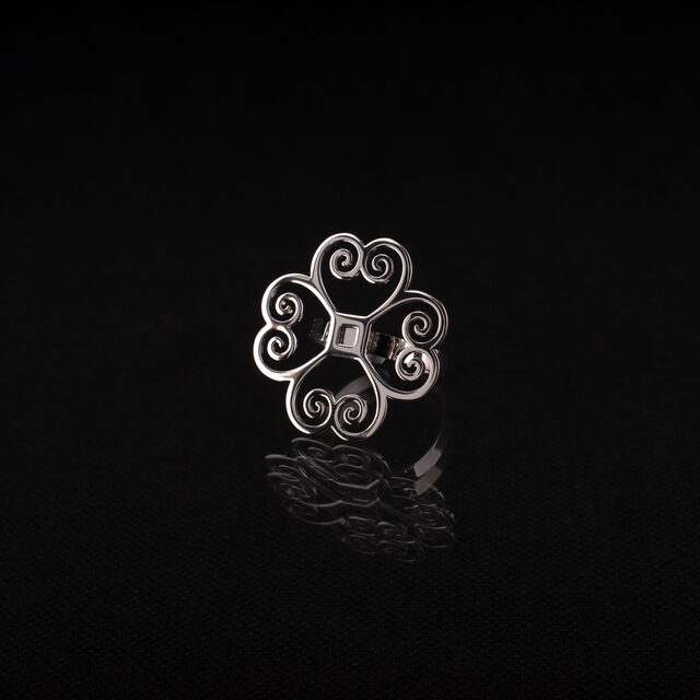 Ring quatrefoil 1