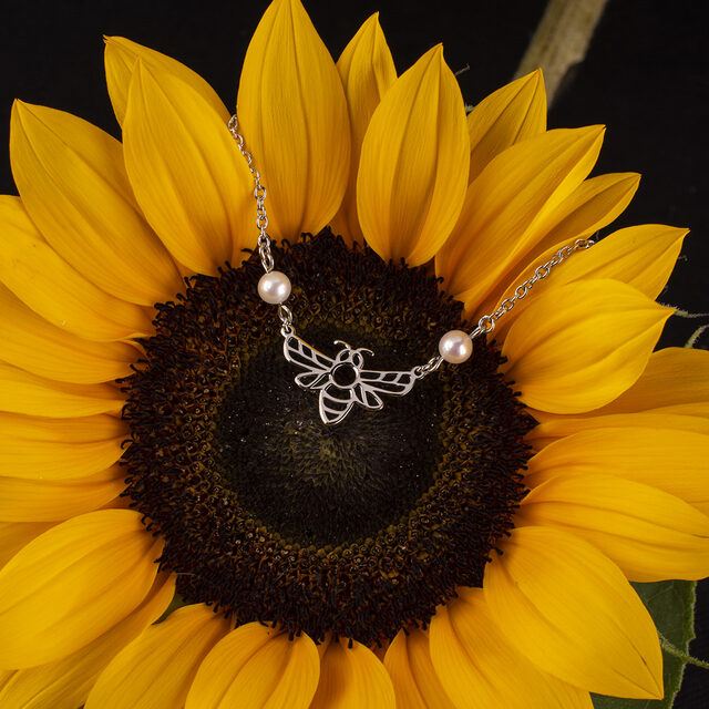 Necklace honeybee + pearls in chain