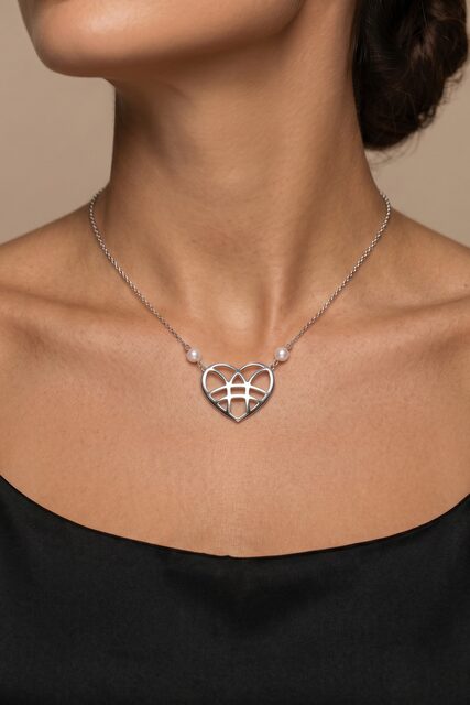 Necklace heart pearls in chain 1