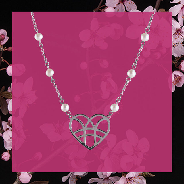 Necklace heart pearls in chain 2
