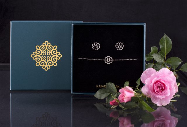 Studs - wild rose