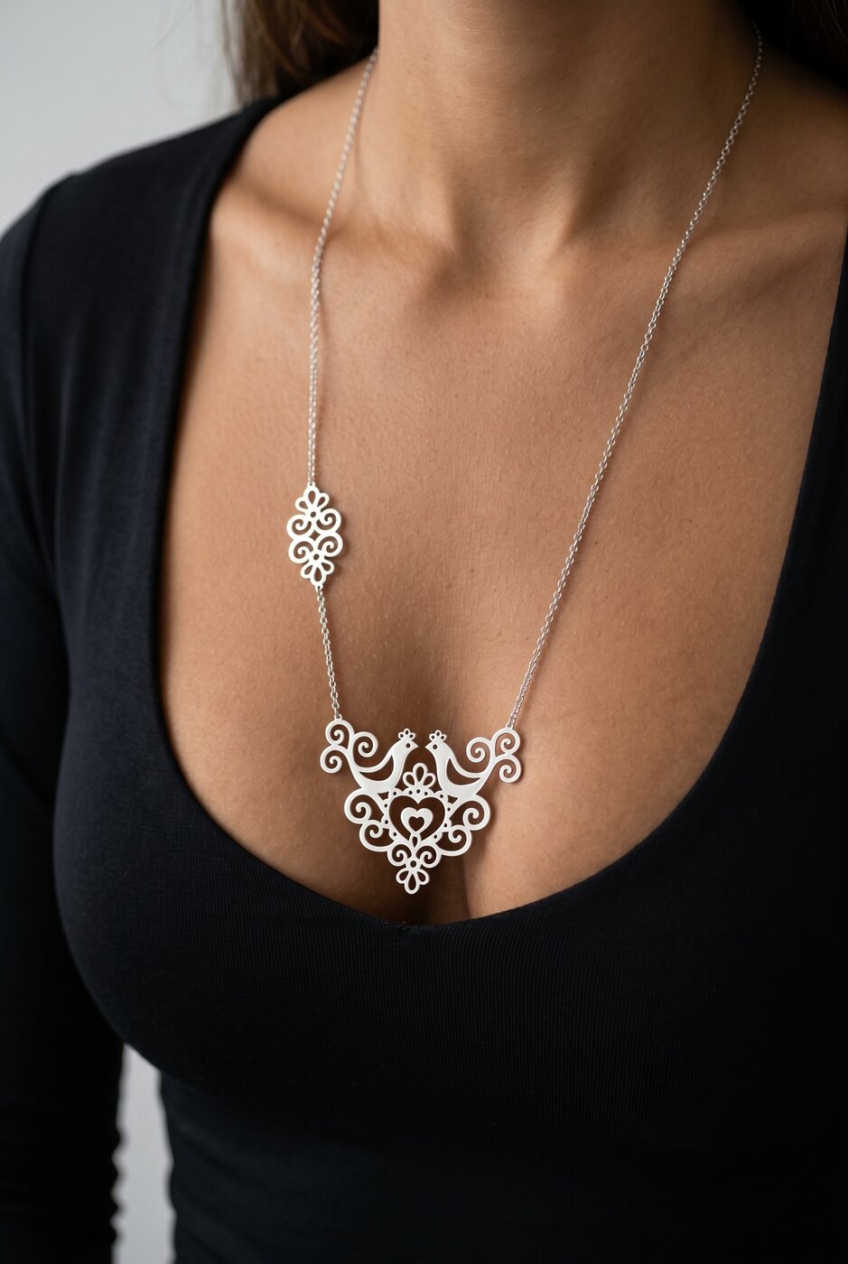 Náhrdelník Ornamentika – holubice – dlhý