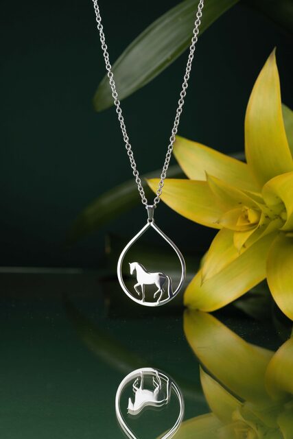Pendant horse tear