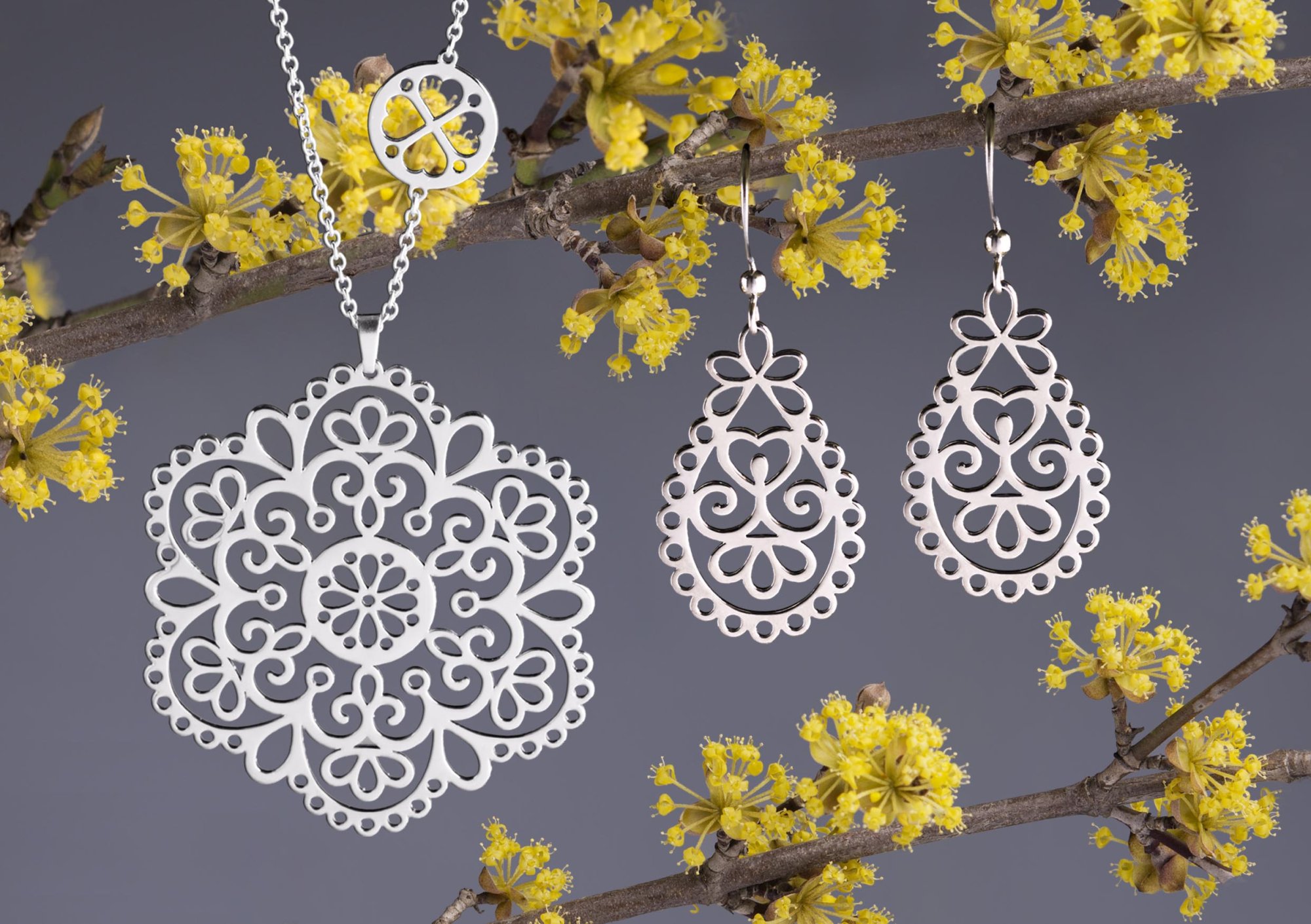 Jemnosť čipky v kove ukrytá