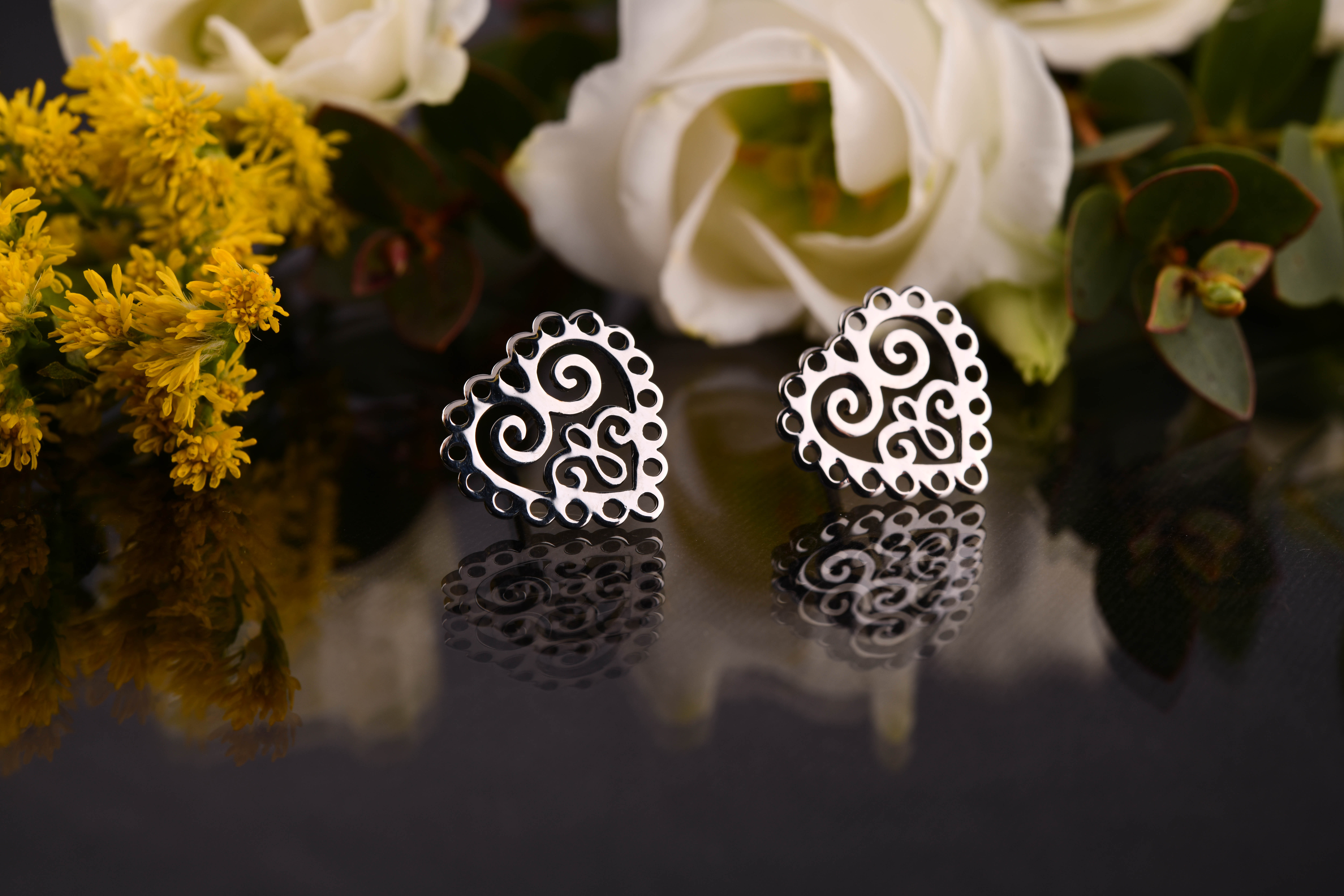 Napichovacie náušnice srdce ornament mini 1