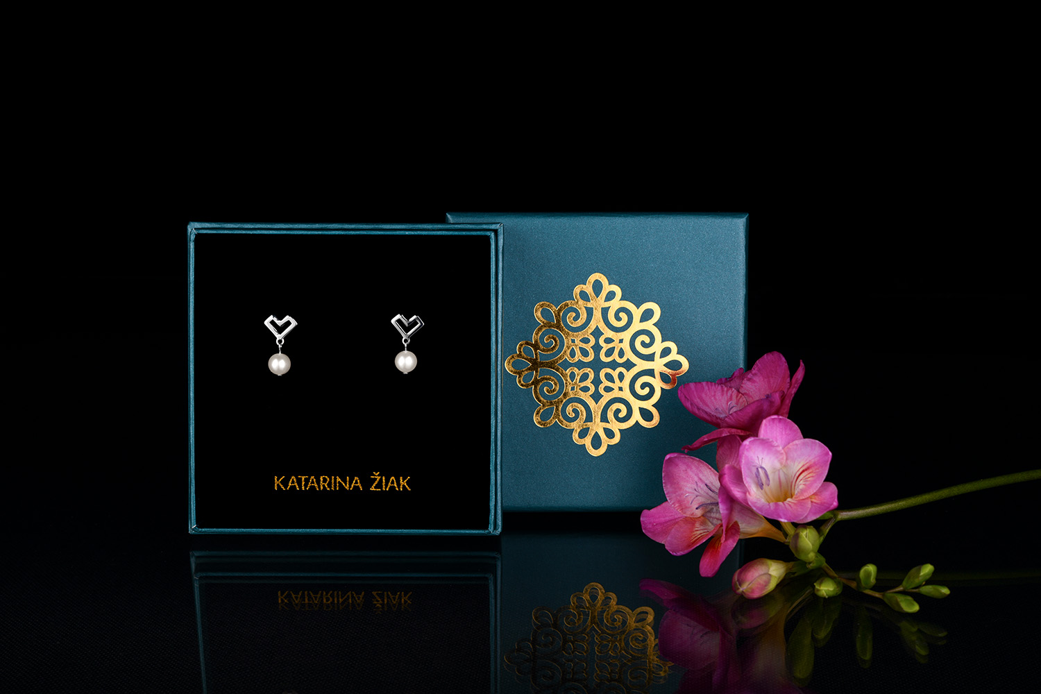 Napichovacie náušnice – Novohrad srdiečko + perla - krátke