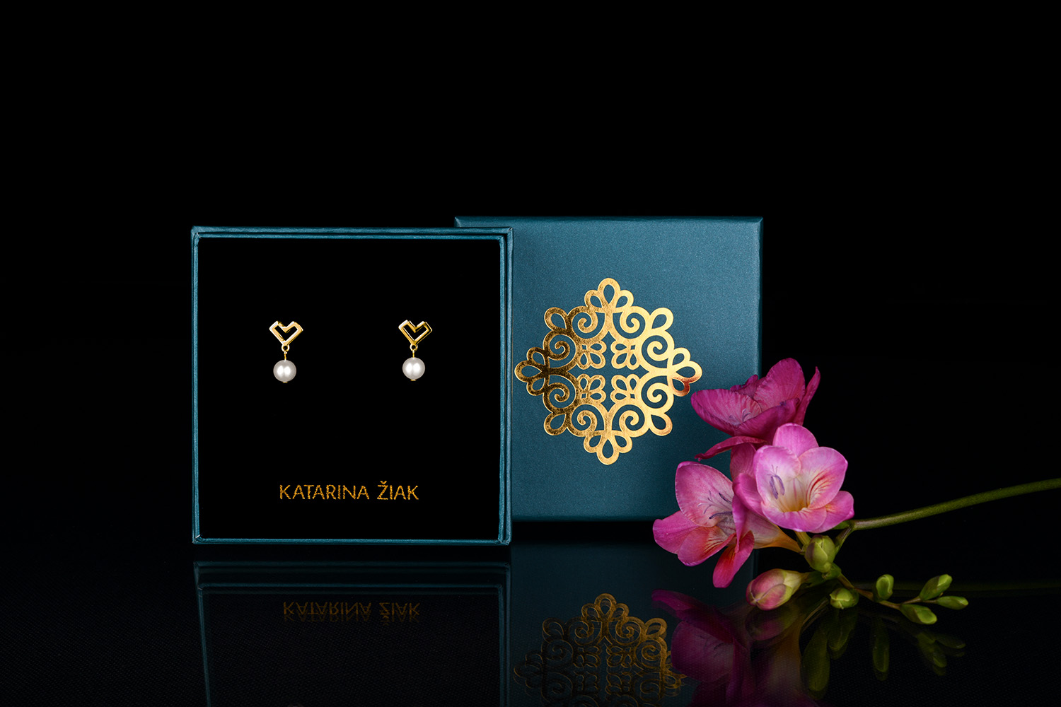 Napichovacie náušnice – Novohrad srdiečko + perla - krátke