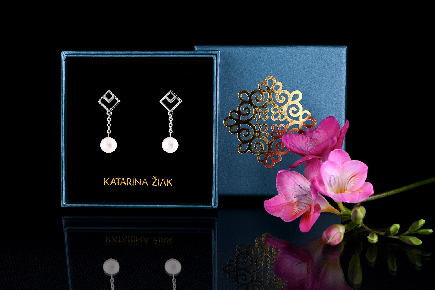 Napichovacie náušnice - Novohrad ornament štvorec 3 + perla